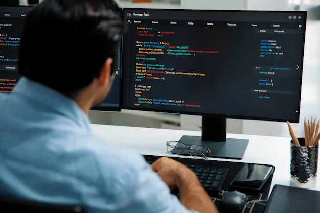 Konzentration auf smarte IT-Entwickler, die auf zwei PC-Bildschirmen arbeiten
