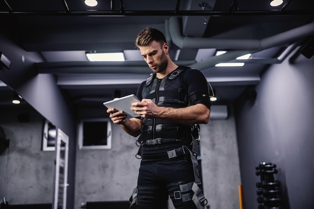 Konzentrieren Sie sich auf das Training und lesen Sie die EMS-Trainingsergebnisse auf dem Tablet