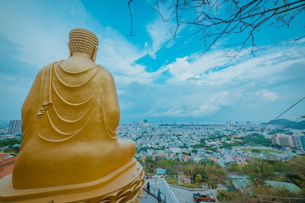 Konzentrieren Sie sich auf die Hand der goldenen Buddha-Statue, die Lotus im Kloster Chon Khong hält