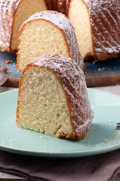 Konzentrieren Sie sich auf köstlichen Kuchen mit Puderzucker