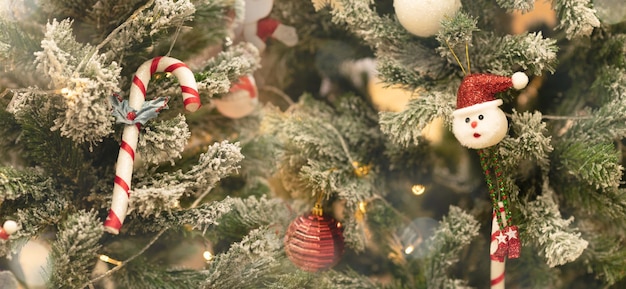 Konzentrieren Sie sich zu Weihnachten auf Schneemänner und Weihnachtsbäume, Lichter und Bokeh in der Nähe des Kamins