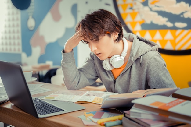 Konzentriert auf das Studium. Der Student bereitete sich konzentriert auf den Abschlusstest vor