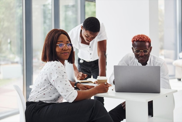 Konzentriert auf Projekt mit Laptop Gruppe von afroamerikanischen Geschäftsleuten, die gemeinsam im Büro arbeiten