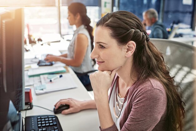 Konzentriert sich auf ihre Arbeit Schnappschuss von drei Kollegen, die im Büro arbeiten