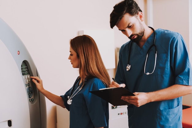 Konzentrierte Radiologen MRI Maschineneinstellung.