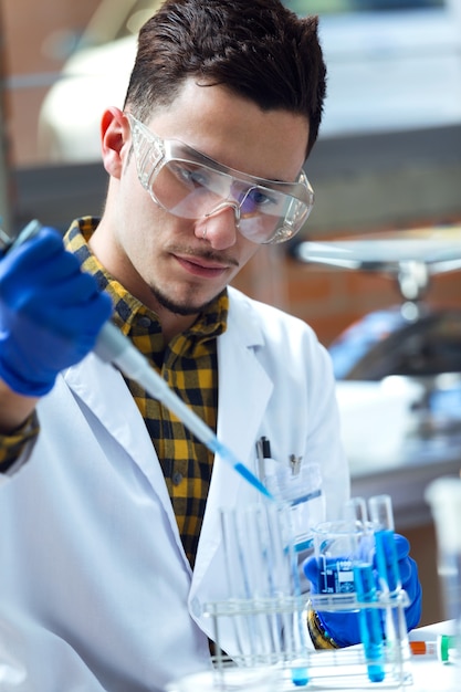 Foto konzentrierte wissenschaftler machen experiment im labor.