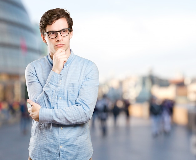 Foto konzentrierter junger mann fragt sich