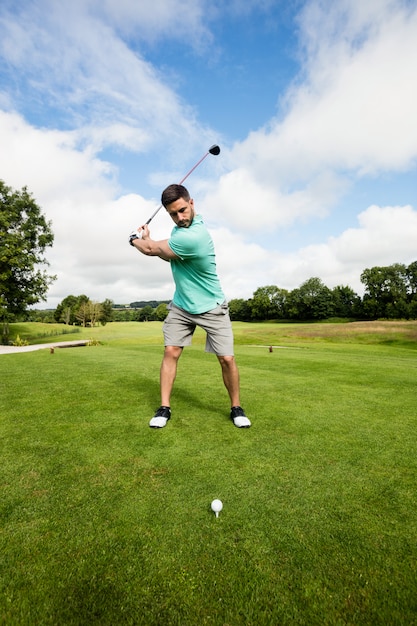 Konzentrierter Mann, der Golf spielt