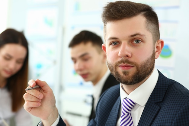 Konzentrierter Mann im Büro