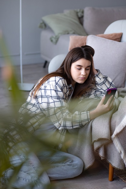 Foto konzentriertes mädchen macht videoanrufe am telefon mit frontkamera zur kommunikation