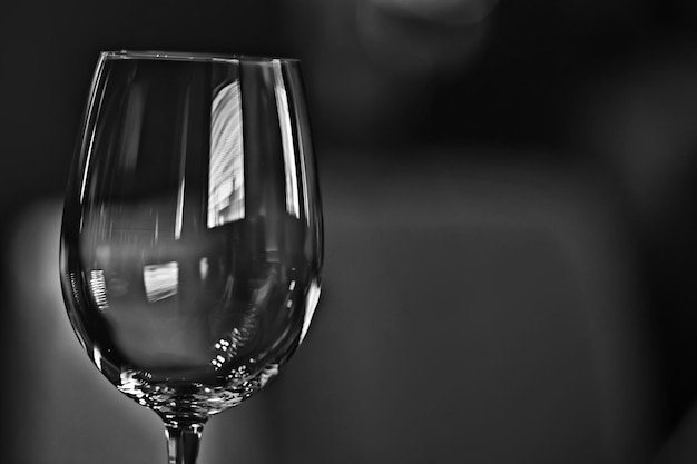 Konzept Alkoholglas / schönes Glas, Weinrestaurant mit Verkostung von gereiftem Wein