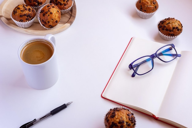 Konzept am frühen Morgen Der Tag beginnt mit Muffinsplaner und Kaffee