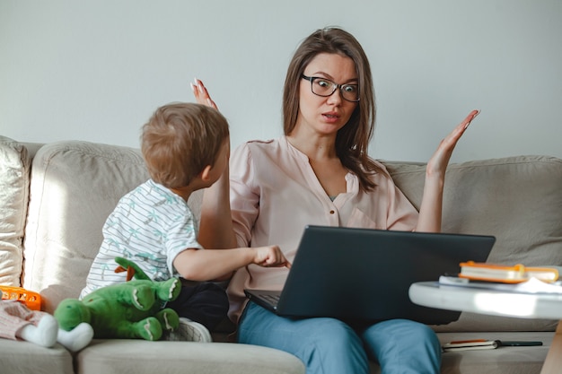 Konzept Arbeit zu Hause und zu Hause Familienerziehung, schwört Mutter