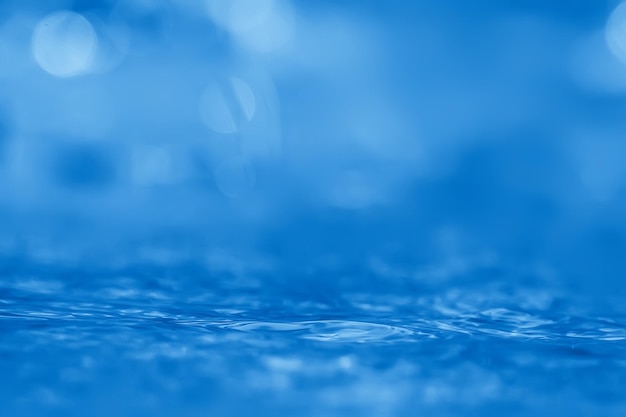 Konzept blauer abstrakter Hintergrund Wasser / Ozean, Seewellen auf dem Wasser, Reflexion von Wellen auf dem Fluss