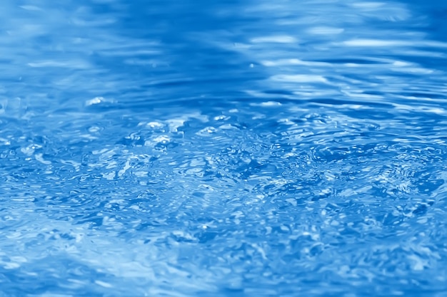 Konzept blauer abstrakter Hintergrund Wasser / Ozean, Seewellen auf dem Wasser, Reflexion von Wellen auf dem Fluss