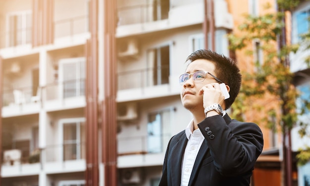 Konzept Business Geschäftsmann ernstes Gespräch mit seinem Projekt auf seinem Handy