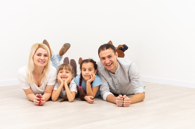 Konzept, das eine junge Familie beherbergt. Mutter Vater und Kinder in einem neuen Zuhause