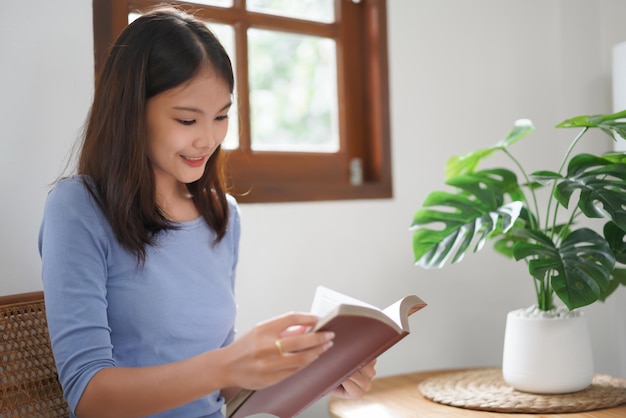 Konzept der Arbeit von zu Hause aus Geschäftsfrauen lesen ein Buch, um sich zu entspannen, nachdem sie zu Hause aus der Ferne gearbeitet haben