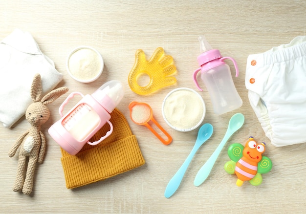 Konzept der Babynahrung mit "Milchpulver auf Holzuntergrund"