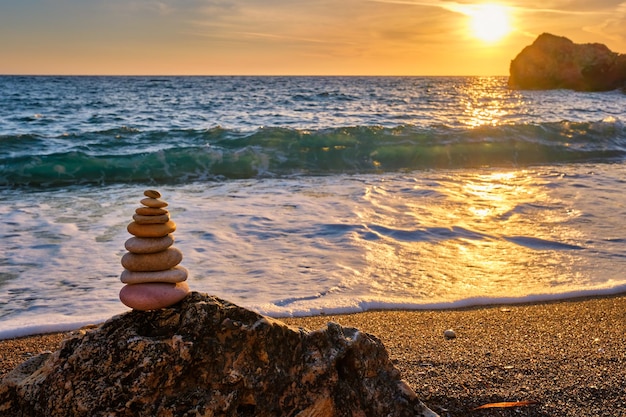 Konzept der Balance und Harmonie Steinstapel am Strand