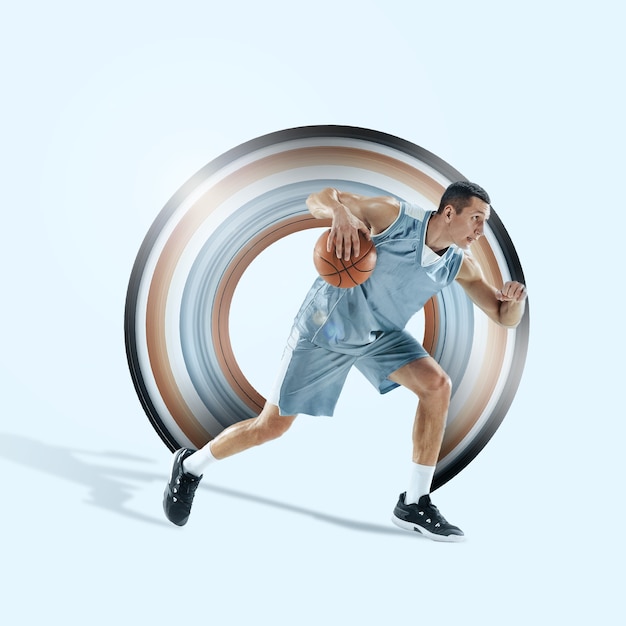 Konzept der Bewegung und Aktion im Sport. Ganzaufnahme eines Basketballspielers mit einem Ball im Hintergrund. Kaukasischer Athlet im Sprung. Bewegung, Aktivität, Bewegung, Werbung. Abstraktes Design.