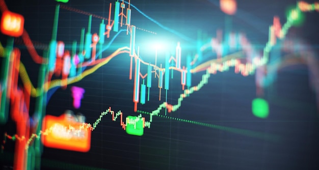 Konzept der Börse und Fintech Verschwommene digitale Diagramme auf dunkelblauem Hintergrund