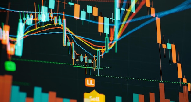 Konzept der Börse und Fintech Verschwommene digitale Diagramme auf dunkelblauem Hintergrund