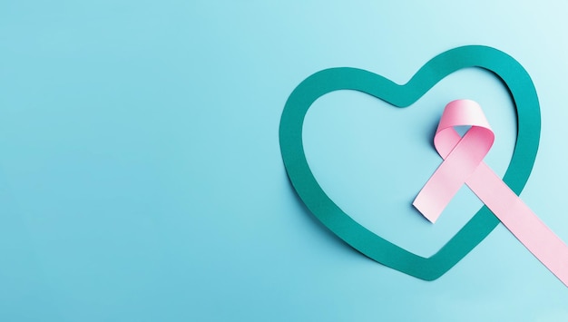 Foto konzept der brustkrebs-aufklärungskampagne frauen im gesundheitswesen rosa schleife auf einem blaugrünen herzen liegend