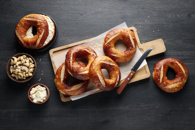 Konzept der Draufsicht des schmackhaften Lebensmittelbagels