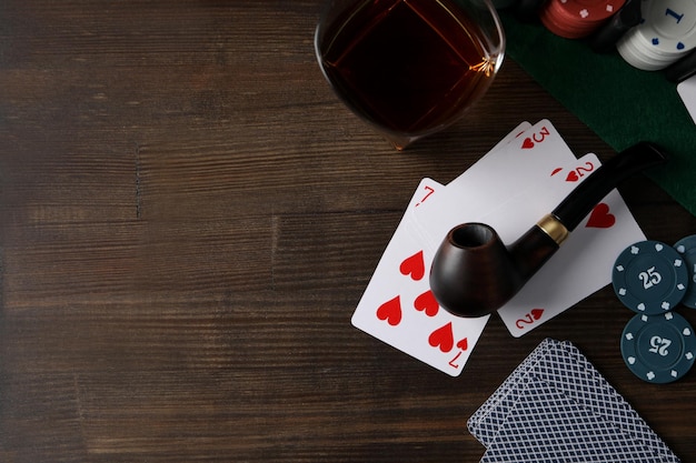 Konzept der Entspannung beim Rauchen von Tabak, Alkohol trinken und Poker spielen