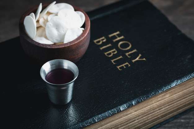 Konzept der Eucharistie oder heiligen Kommunion des Christentums Eucharistie ist ein von Jesus während des letzten Abendmahls mit den Jüngern eingesetztes Sakrament. Brot und Wein sind Leib und Blut Jesu Christi der Christen