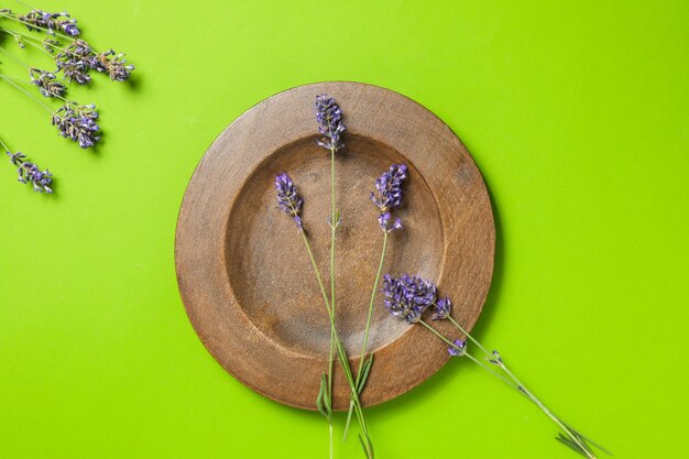 Konzept der Gemütlichkeit mit Blumen schöne Lavendelblüten