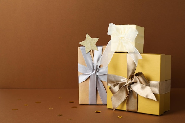 Konzept der Geschenkboxen auf braunem Hintergrund