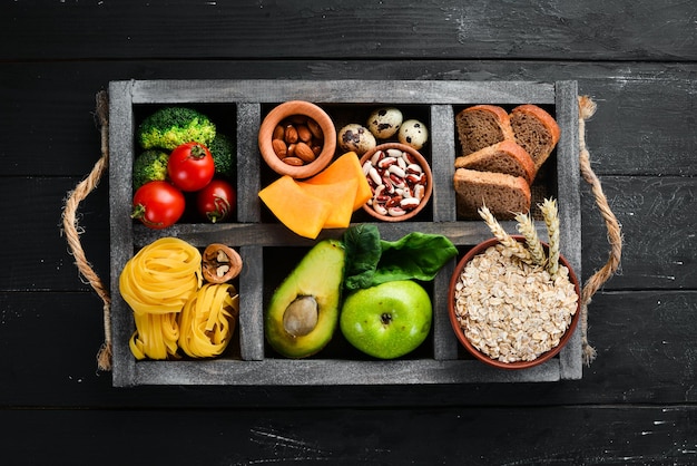 Konzept der gesunden Ernährung Brot Pasta Avocado Mehl Kürbis Brokkoli Bohnen Spinat Gemüse und Obst Draufsicht Freier Kopierraum