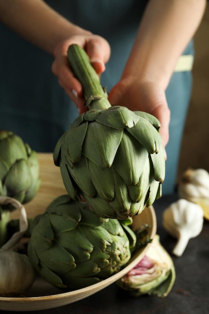 Konzept der gesunden Ernährung mit Artischockenpflanze