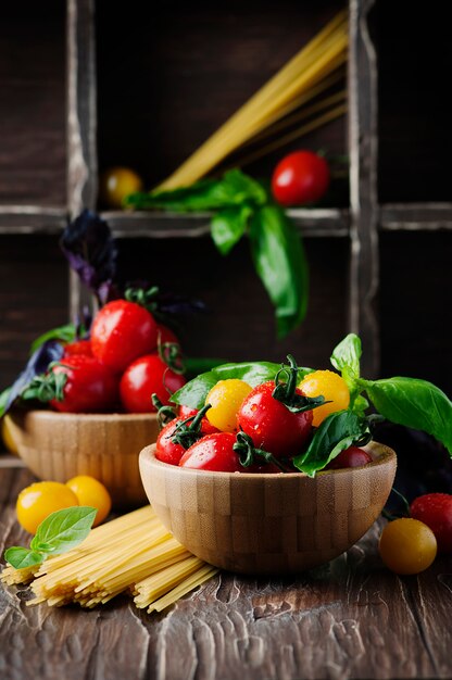 Konzept der gesunden Ernährung mit Tomaten, Nudeln und Basilikum