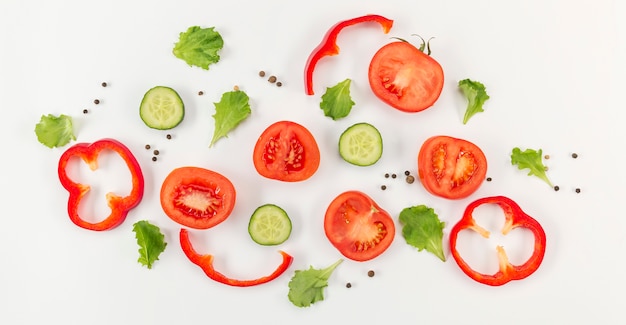 Foto konzept der gesunden ernährung von gemüse und tomaten