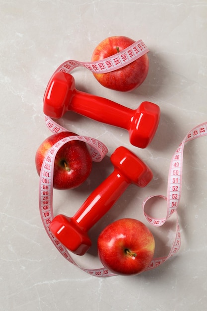 Konzept der Gewichtsabnahme und gesunden Ernährung mit Apfel und Maßband