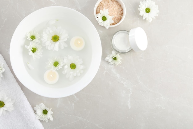 Konzept der Handpflege mit Kosmetik auf grauem strukturiertem Hintergrund