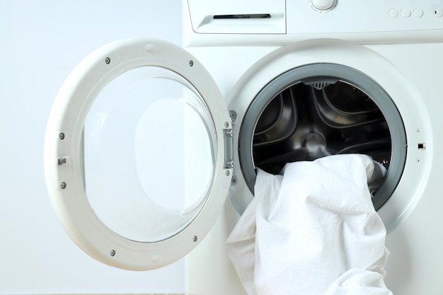 Konzept der Hausarbeit mit Waschmaschine auf weißem Hintergrund