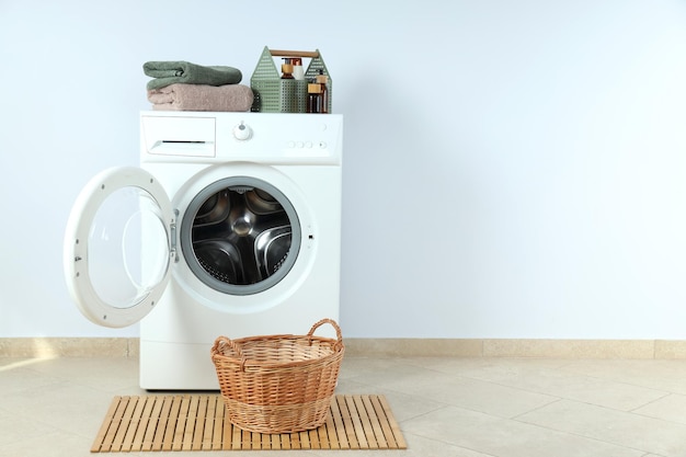 Konzept der Hausarbeit mit Waschmaschine gegen weiße Wand