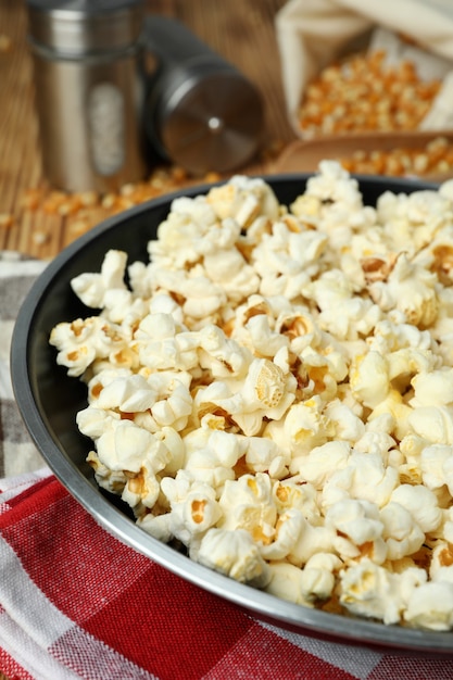 Konzept der hausgemachten Popcorn auf HolzuntergrundÃ'ÂŽ