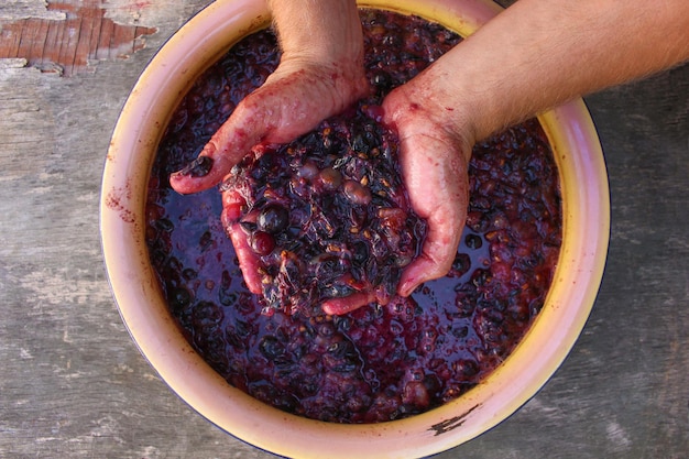 Konzept der Herstellung von hausgemachtem Rotwein Draufsicht