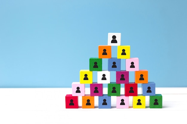 Konzept der Humanressourcen (HR) und Unternehmenshierarchie. Wählen Sie einen neuen Teamleiter.