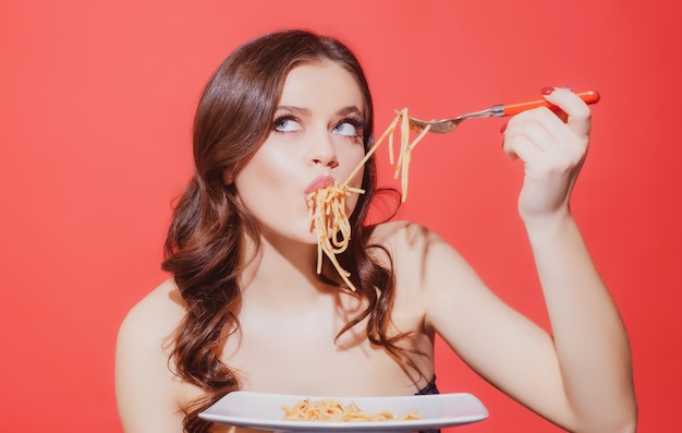 Konzept der italienischen Küche Gesundes Menü Sexy Frau isst leckere Pasta Essen aus Italia Spaghetti