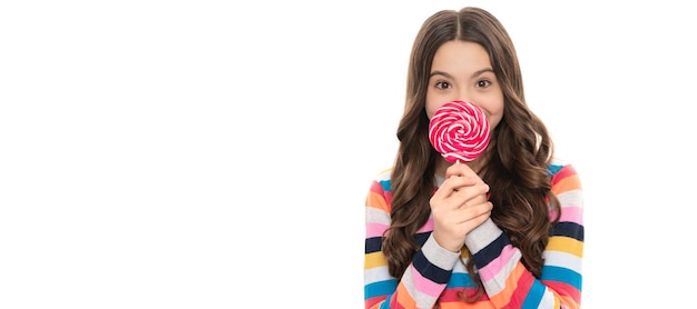 Konzept der jugendlich Zahnpflege Naschkatzen lecker glückliches Mädchen halten Lollipop isoliert auf weiß Teenager-Kind mit Süßigkeiten Poster Banner Header Copy Space