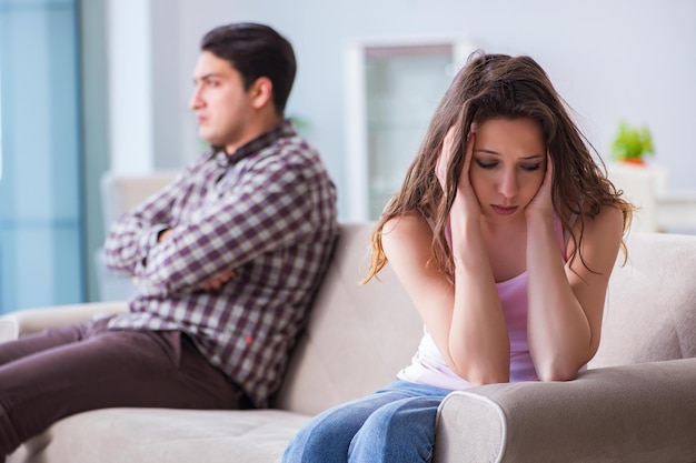 Konzept der jungen Familie in einer zerbrochenen Beziehung