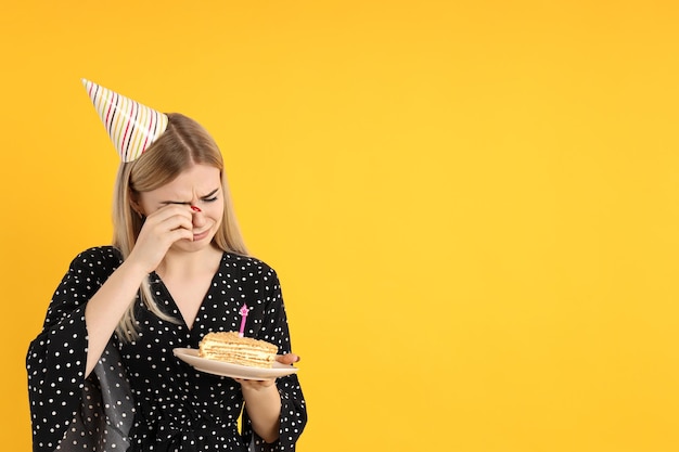 Konzept der jungen Frau alles Gute zum Geburtstag auf gelbem Hintergrund