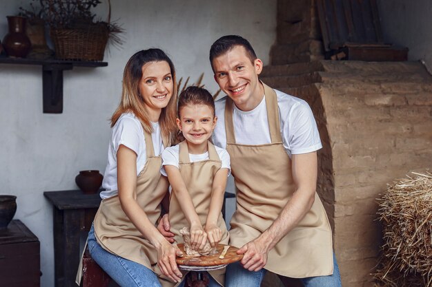 Konzept der Keramikkunst und Hobby glückliche dreiköpfige Familie m