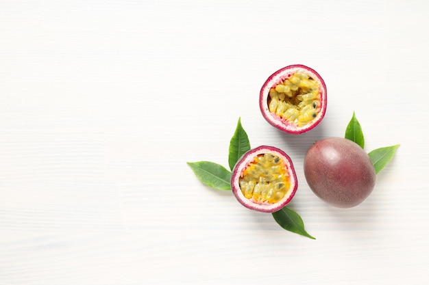 Konzept der köstlichen und saftigen exotischen Passionsfrucht